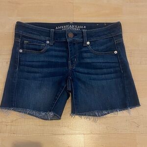 American Eagle Outfitters Super Stretch Dark Wash Frayed Hem Denim Shorts Size 4